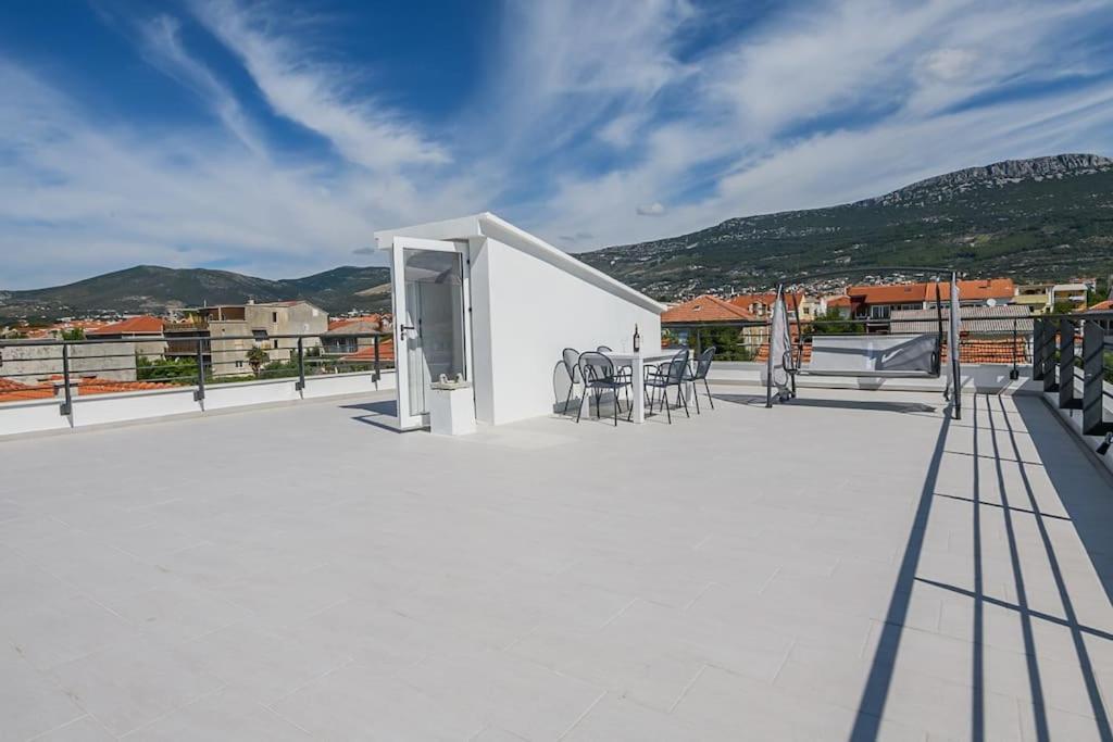 Stunning Beachfront Apartment With Roof Terrace Kaštela Exterior foto